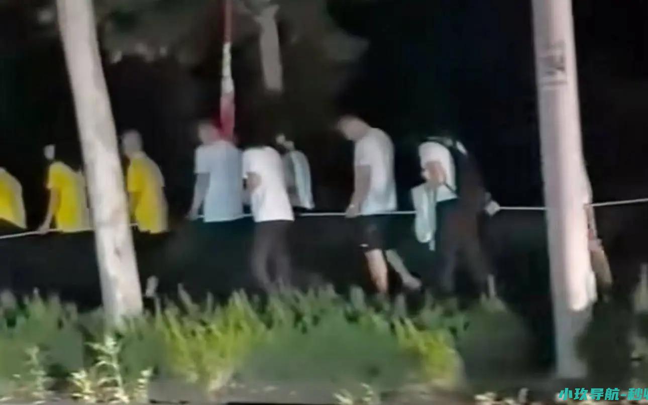 忘了那些伤亡悲剧了 凌晨蒙眼健步走