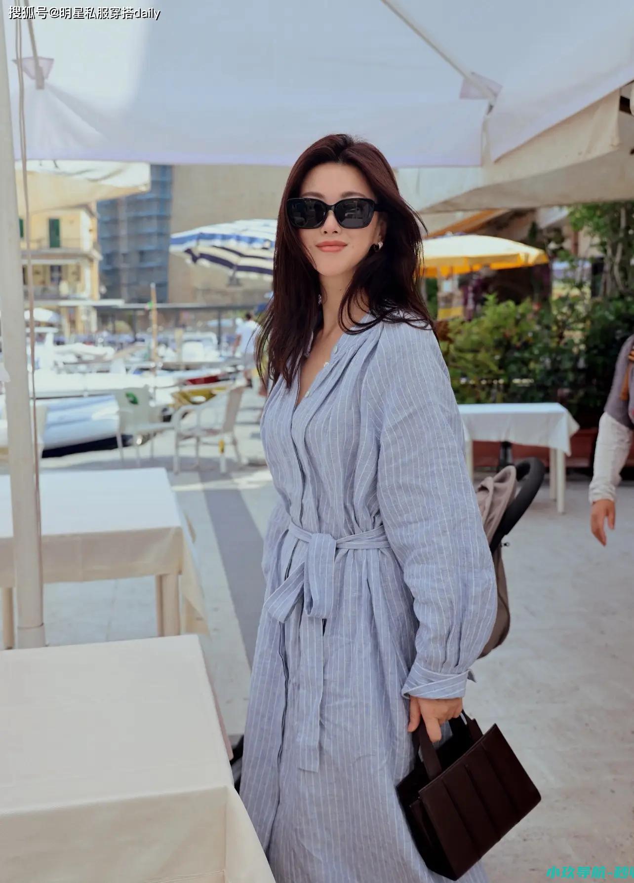 朱珠晒带娃美照条纹连衣裙穿出慵懒风女儿穿印花