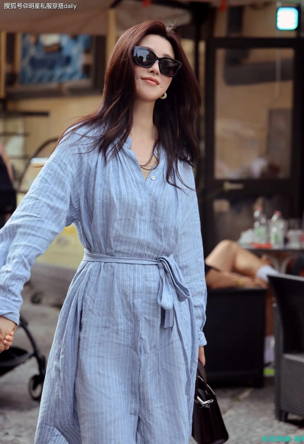 朱珠晒带娃美照条纹连衣裙穿出慵懒风女儿穿印花
